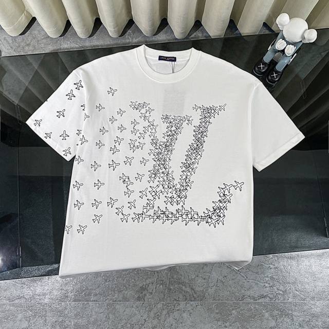 Louis Vuitton 路易威登Lv 2025夏季新款小飞机Logo印花短袖圆领T恤 面料采用320G %纯棉双纱面料 同缸定染特种加粗32支双股1X1螺纹