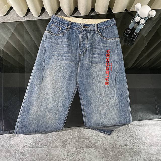 Balenciaga巴黎世家 25Ss新款侧边刺绣字母Baggy牛仔裤 宽松的阔腿版型，对各种腿型都超友好，遮肉显瘦一绝。侧边的红色品牌字母刺绣，低调又奢华，走