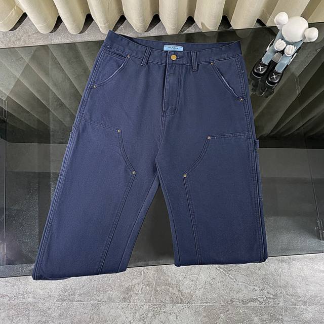 Prada 普拉达25春夏新款牛仔工装伐木裤 原版23296购入开发，定制定染斜纹牛仔面料斜纹织法让布料更结实、耐穿，同时保持柔软舒适的穿着感。布料的纹理细腻，