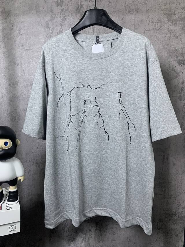 Givenchy*纪梵希 Givenchy*纪梵希反光闪电印花短袖T恤 -定制260克32支全棉双纱紧密爽滑面料 布面干净 布纹清晰 手感非常细腻扎实 更加力挺
