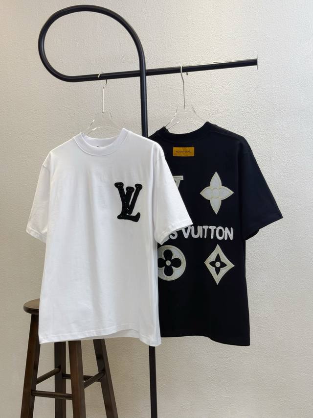 款号X204 Lv路易威登胸口Logo绳绣字后背加密府绸缎衬立体拱桥刺绣圆领短袖 情侣同款 全套包装 三标齐全 区别市场通货 随意对比 纯棉280克高克重32支