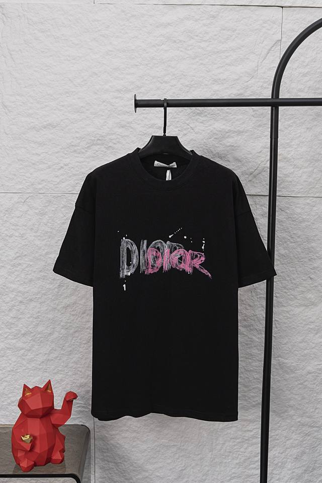 款号 F029 Dior 迪奥2025新款经典字母满印涂鸦短袖圆领T恤男女同款 采用特定重磅32S精棉平纹针织面料，280克重；搭配32S+70D拉架螺纹，28