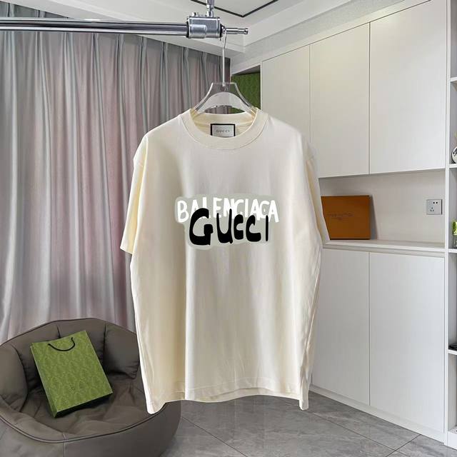 Gucc*古驰 2025夏季新款 个性字母Logo印花 定制面料300G 短袖T恤 男女同款 颜色：黑色 杏色 湖绿色 紫色 尺码: S M L Xl Xxl