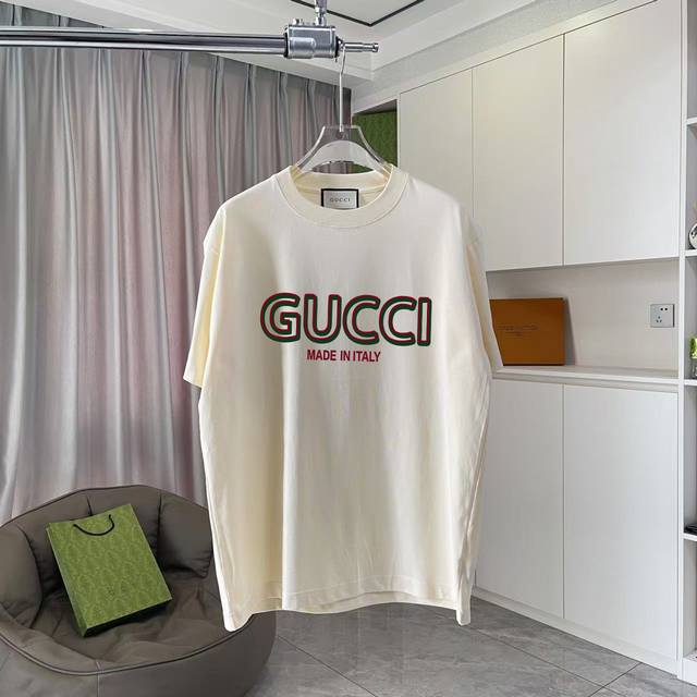 Gucc*古驰 2025夏季新款 个性字母Logo印花 定制面料300G 短袖T恤 男女同款 颜色：黑色 杏色 湖绿色 紫色 尺码: S M L Xl Xxl