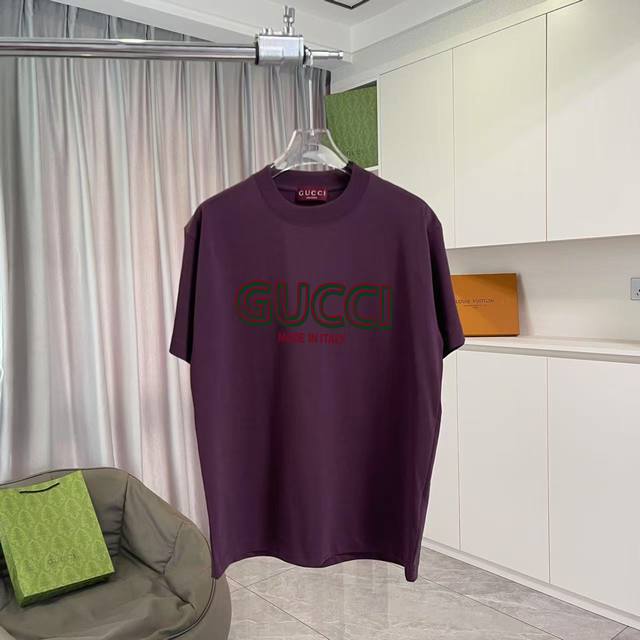 Gucc*古驰 2025夏季新款 个性字母Logo印花 定制面料300G 短袖T恤 男女同款 颜色：黑色 杏色 湖绿色 紫色 尺码: S M L Xl Xxl