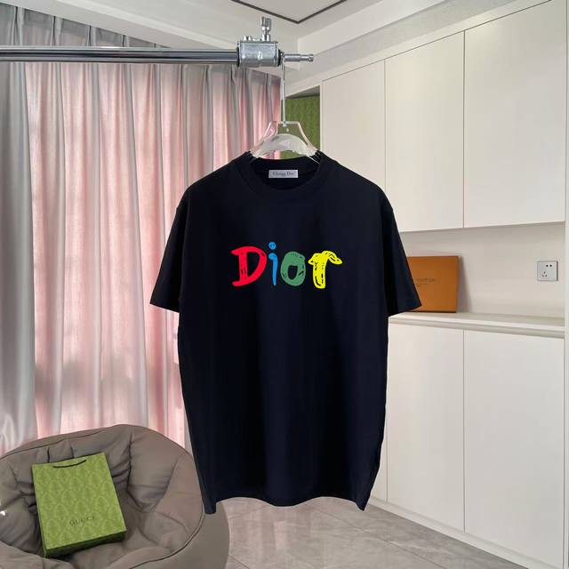 Dio 迪奥2025夏季新款 个性字母Logo印花 短袖T恤 定制面料300G 男女同款 颜色：黑色 白色 粉红色 湖绿色 紫色 尺码: S M L Xl Xx