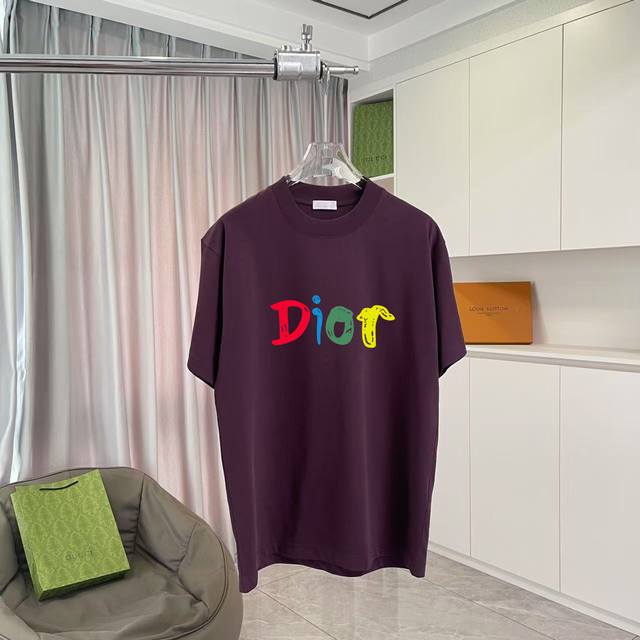 Dio 迪奥2025夏季新款 个性字母Logo印花 短袖T恤 定制面料300G 男女同款 颜色：黑色 白色 粉红色 湖绿色 紫色 尺码: S M L Xl Xx