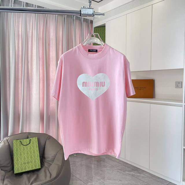 Miu Miu 2025春夏新款 个性字母Logo印花 定制面料300G 短袖T恤 男女同款 尺码：S M L Xl Xxl 五个码 颜色：黑色 白色 粉红色