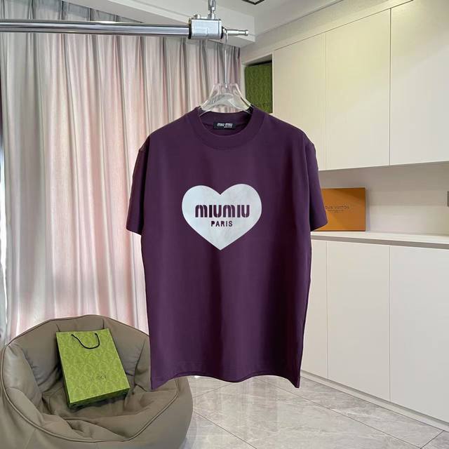Miu Miu 2025春夏新款 个性字母Logo印花 定制面料300G 短袖T恤 男女同款 尺码：S M L Xl Xxl 五个码 颜色：黑色 白色 粉红色