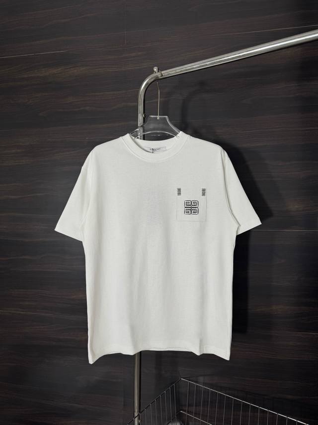 款号：He262 Givenchy-纪梵希胸前官印假口袋刺绣圆领短袖 面料采用280克双股双纱纯棉面料，手感舒适柔软，上身舒适透气，领口采用同缸同色罗纹，不紧绷