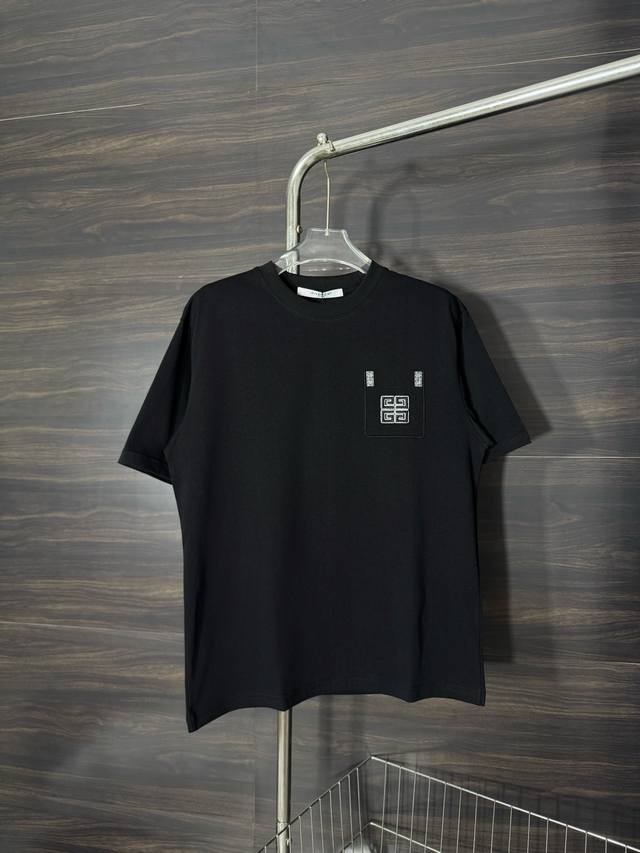 款号：He262 Givenchy-纪梵希胸前官印假口袋刺绣圆领短袖 面料采用280克双股双纱纯棉面料，手感舒适柔软，上身舒适透气，领口采用同缸同色罗纹，不紧绷