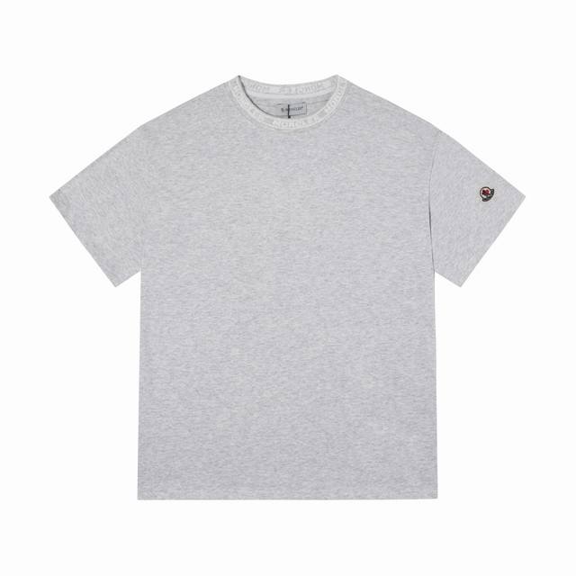 款号：816 Moncler 蒙口短袖 独家定制270克32支双纱滑爽棉 质感非常柔软舒服 100%区别市场的顶级面料 不缩水 不变形 不起球 搭配320克1*