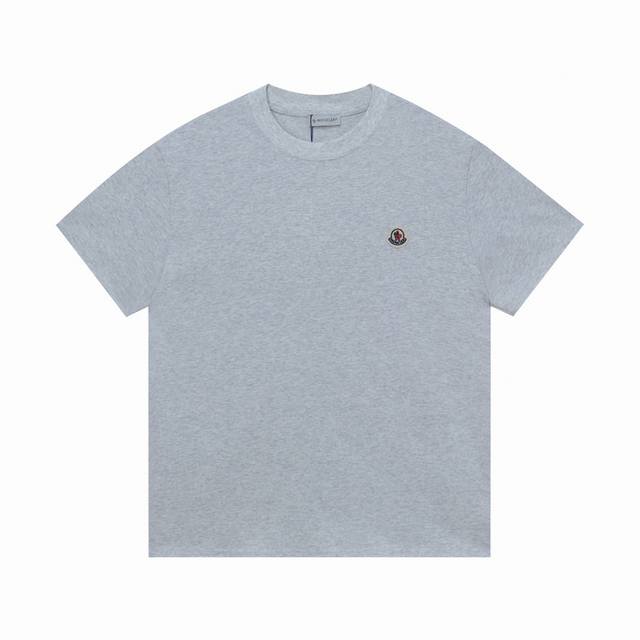 款号：808 Moncler 蒙口短袖 独家定制270克32支双纱滑爽棉 质感非常柔软舒服 %区别市场的顶级面料 不缩水 不变形 不起球 搭配320克1*1螺纹