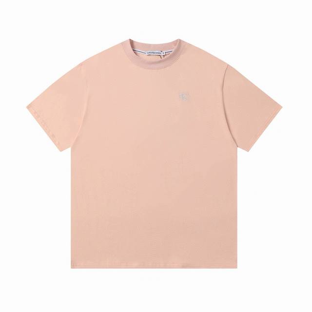 款号：915 Calvin Kleinck 24Ss夏季男女情侣休闲圆领短袖T恤 刺绣+印花+钢印一体的工艺 260的高克重穿上挺括有型，手感柔软平滑 弹性最好