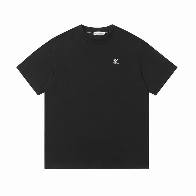 款号：915 Calvin Kleinck 24Ss夏季男女情侣休闲圆领短袖T恤 刺绣+印花+钢印一体的工艺 260的高克重穿上挺括有型，手感柔软平滑 弹性最好