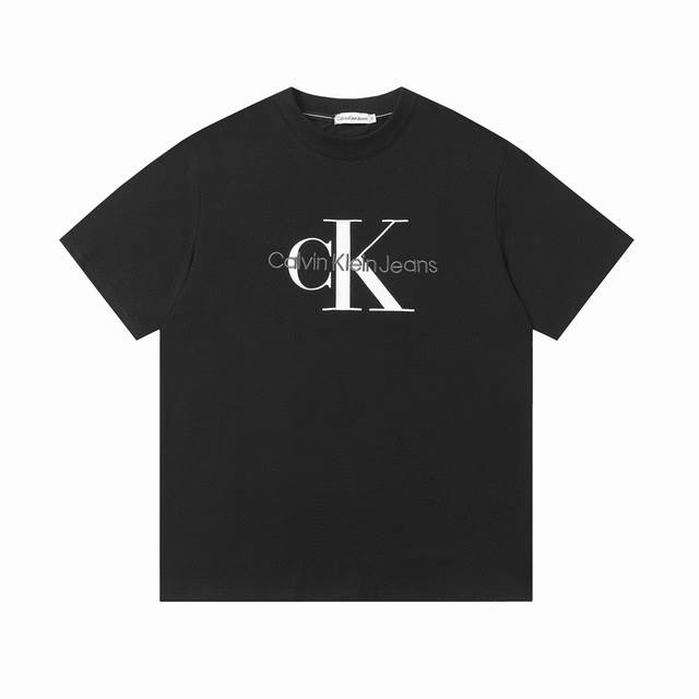 款号:913 Calvin Kleinck 男女情侣休闲圆领短袖T恤，印花+刺绣一体的工艺，成本增加耗时耗力。 260克双纱面料 手感柔软平滑 弹性最好 穿着舒