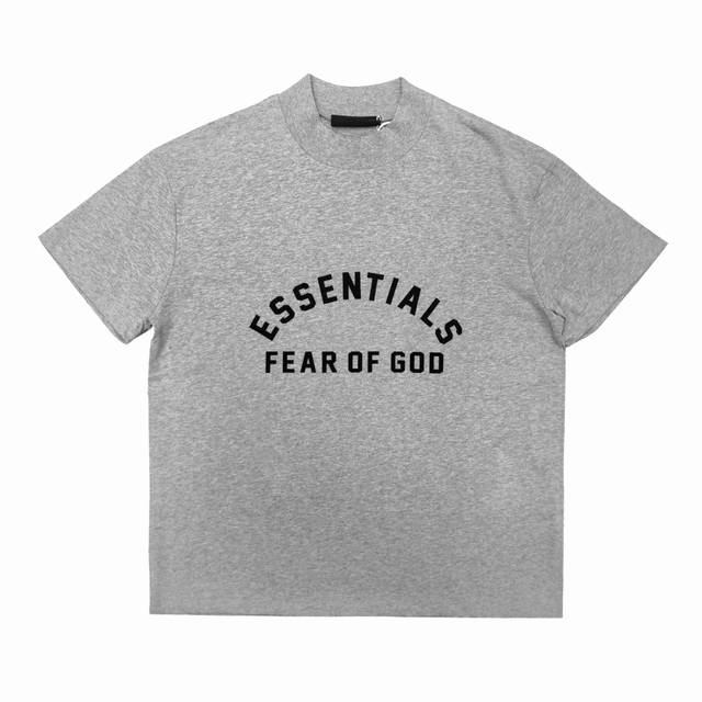 深灰色 顶级版本Fear Of God Fog Essentials复线23Ss最新款硅胶植绒字母印花短袖 猫眼反光硅胶印花，给人眼前一亮！光夜如新！ 全新的一