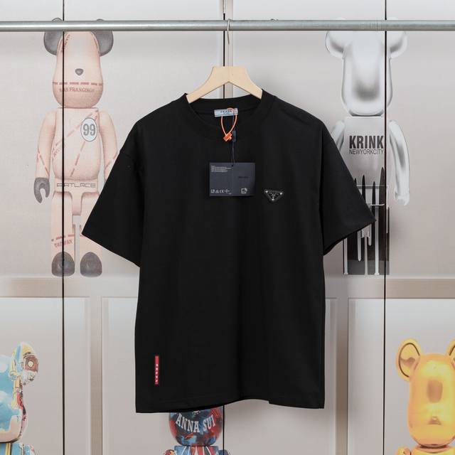 Prada 普拉达 新款三角标横条短袖T恤. 高品质冰感索罗娜纯棉面料洗水手感，.适合成功人士的标配.面料舒适柔软.还特原殊工带艺来的潮流，定制定染 ，三标齐全