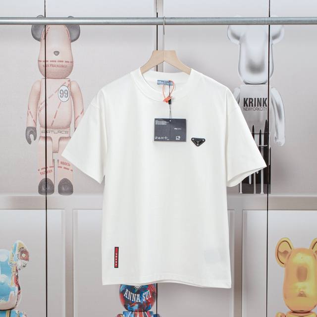 Prada 普拉达 新款三角标横条短袖T恤. 高品质冰感索罗娜纯棉面料洗水手感，.适合成功人士的标配.面料舒适柔软.还特原殊工带艺来的潮流，定制定染 ，三标齐全