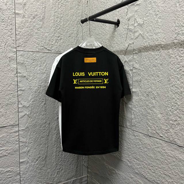 Lv 路易*2025春夏新款 经典大V字母立体植绒工艺设计 定制双纱平纹纯棉面料 短袖T恤 男女同款 尺码： S 90-130斤 M 120-150斤 L 14