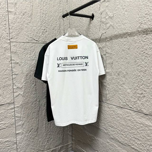 Lv 路易*2025春夏新款 经典大V字母立体植绒工艺设计 定制双纱平纹纯棉面料 短袖T恤 男女同款 尺码： S 90-130斤 M 120-150斤 L 14