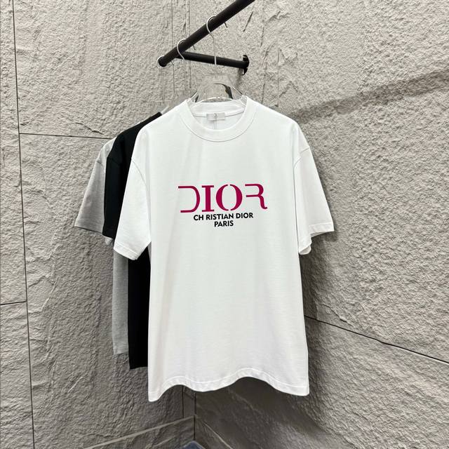 Dio* 迪奥 2025春夏新款 经典字母厚板立体硅胶工艺 简约大方 定制双纱平纹纯棉面料 短袖T恤 男女同款 颜色：黑色 白色 尺码： S 90-130斤 M