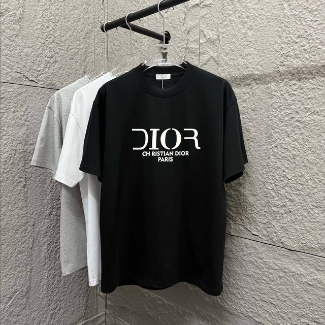 Dio* 迪奥 2025春夏新款 经典字母厚板立体硅胶工艺 简约大方 定制双纱平纹纯棉面料 短袖T恤 男女同款 颜色：黑色 白色 尺码： S 90-130斤 M