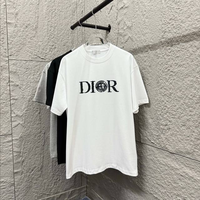 Dio* 迪奥*2025春夏新款 经典简约黑白字母 立体发泡工艺 定制双纱平纹纯棉面料 短袖T恤 男女同款 颜色：黑色 白色 尺码： S 90-130斤 M 1