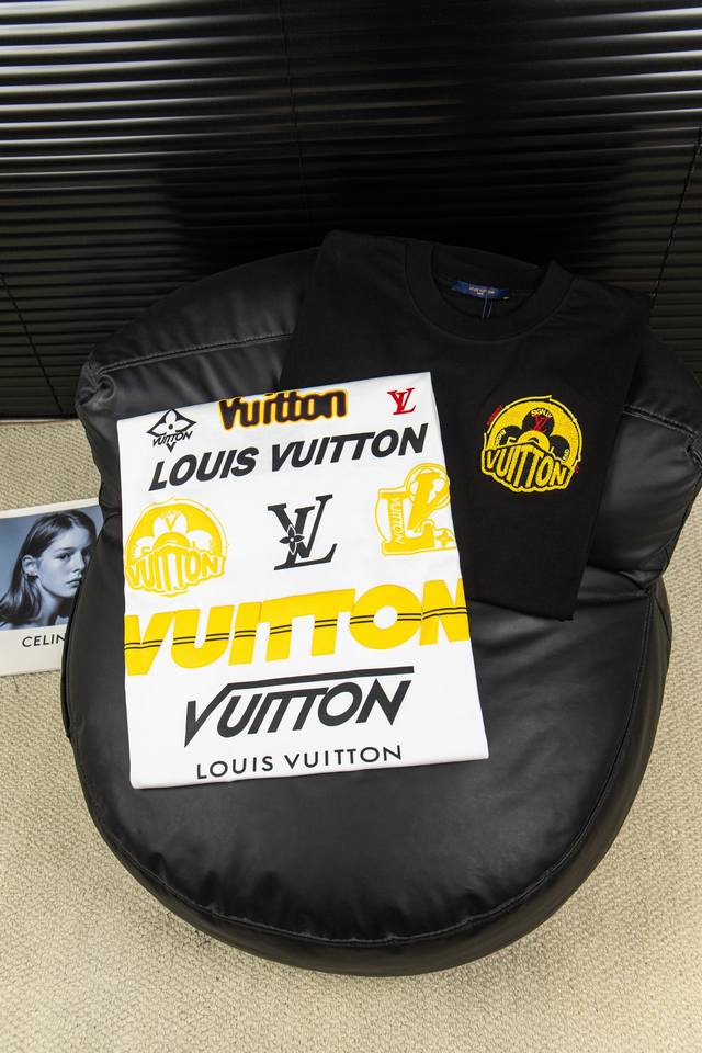 款号：L82 Louis Vuitton 路易威登 2025Ss毛巾绣印花短袖T恤 Louis Vuitton法国路威酩轩集团-Lvmh旗下品牌 著名奢侈品箱包
