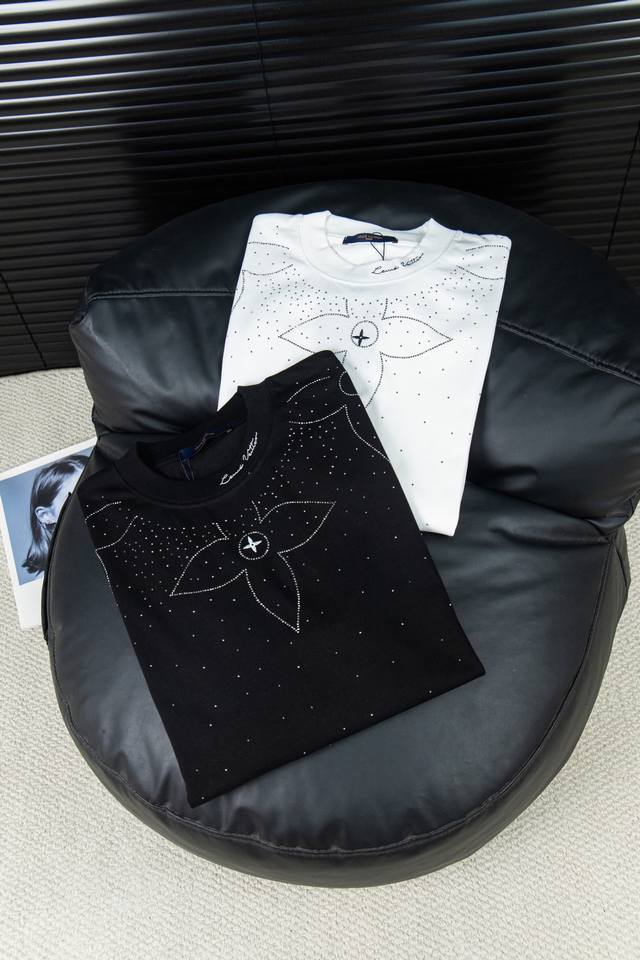 款号：L59 Louis Vuitton 路易威登 2025Ss烫钻字母绣花短袖T恤 Louis Vuitton法国路威酩轩集团-Lvmh旗下品牌 著名奢侈品箱