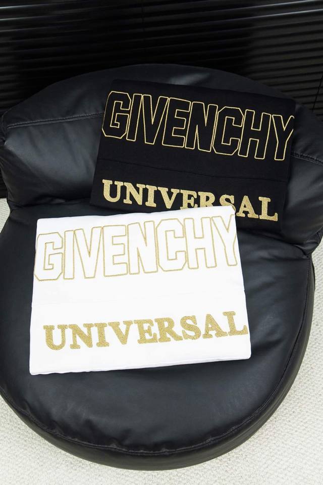 款号：G28 Givenchy纪梵希新款拼接金线字母绣花短袖T恤 被称为法国时装界的绅士的Givenchy的风格所在 1952年纪梵希这个品牌在法国正式诞生 它