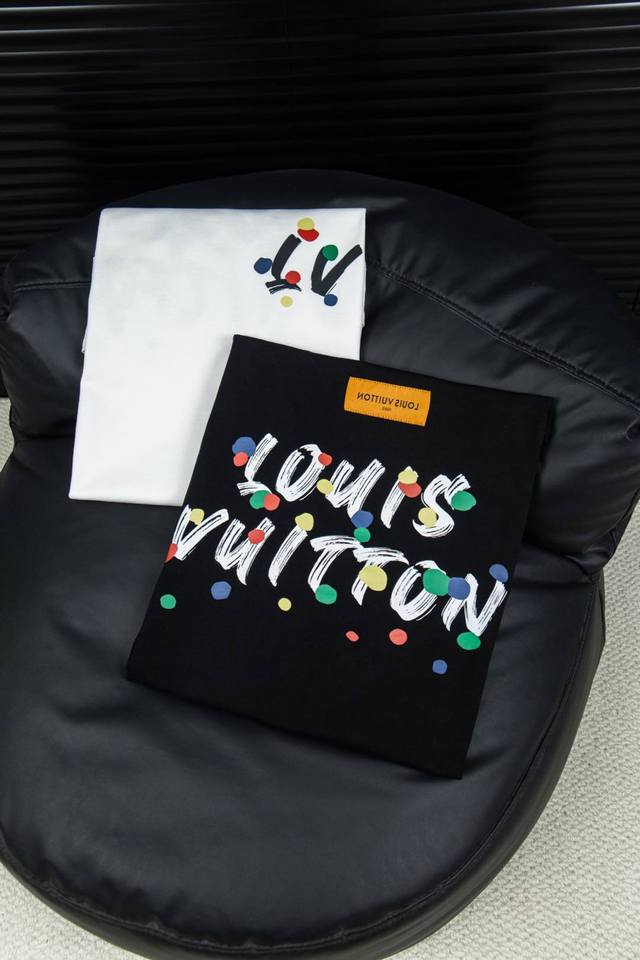 款号：L68 Louis Vuitton 路易威登彩色字母Logo印花短袖 胸前品牌字母印花后背Logo大牌感十足 高端大气完美演绎 经典圆领不挑人版型上身巨显