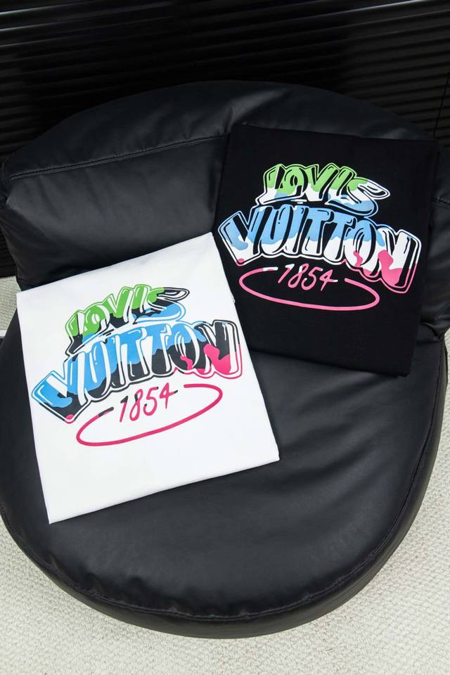 款号：L67 Louis Vuitton 路易威登彩色字母Logo印花短袖 胸前品牌字母印花后背贴布Logo大牌感十足 高端大气完美演绎 经典圆领不挑人版型上身