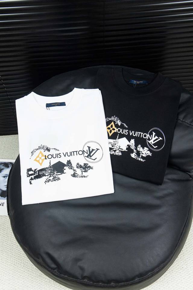 款号：L66 Louis Vuitton 路易威登户外素描品牌字母Logo印花短袖 胸前品牌字母印花后背贴布Logo大牌感十足 高端大气完美演绎 经典圆领不挑人