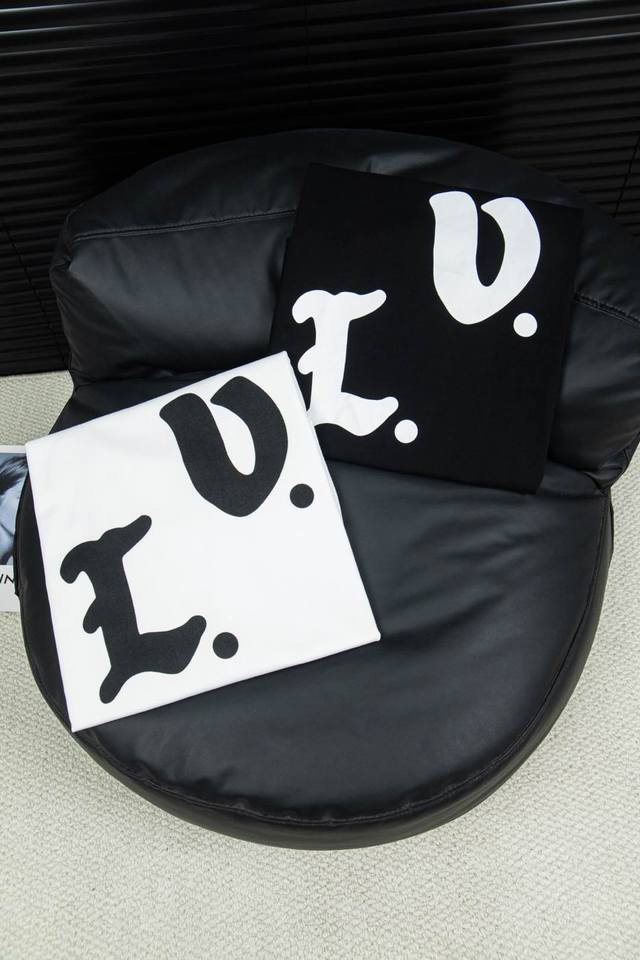 款号：L65 Louis Vuitton路易威登 2025Ss字母圆领短袖 Louis Vuitton法国路威酩轩集团-Lvmh旗下品牌 著名奢侈品箱包和皮具品