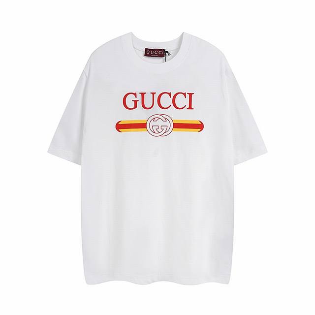 全年有货不下架 Gucci 橙条空G印花短袖 采用24S特纺紧密棉面料，克重280G。正面饰以Gu织带印花，采用渗透印花结合荧光防迁移工艺制作，是一种复杂的印花