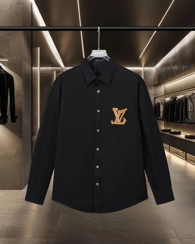 Lv 路易威登 爆款来袭 胸前Logo后幅绣花长袖衬衫 2025Ss官网新款长袖 衬衫 衬衣，精美刺绣Logo 高端版本，专柜定制面料 透气舒适度高，精工制作，