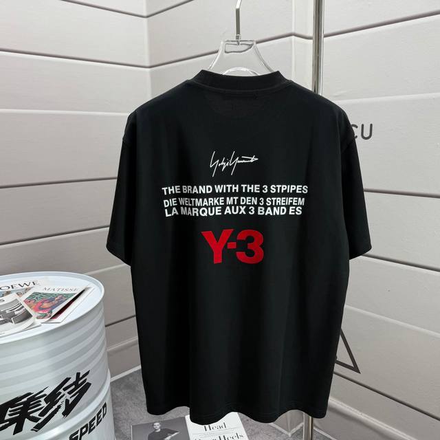 Y3*山本*耀司 2025春夏新款 简约签名字母红色植绒立体工艺Y-3 定制双纱平纹纯棉面料 短袖T恤 男女同款 尺码： S 90-130斤 M 120-150