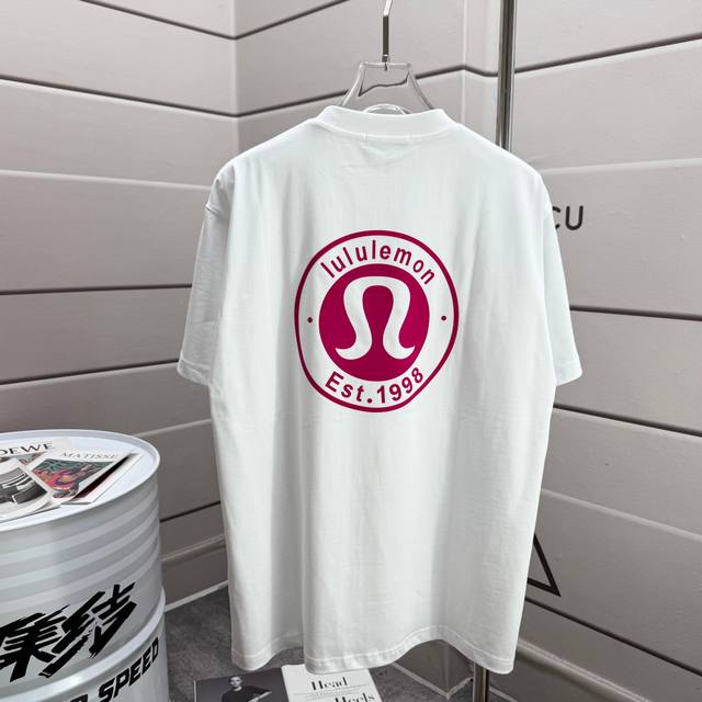 Lulu*Lemon*露露 2025春夏新款短袖T恤 前后经典字母 立体植绒工艺 定制双纱平纹纯棉面料 男女同款 颜色：黑色 白色 尺码： S 90-130斤