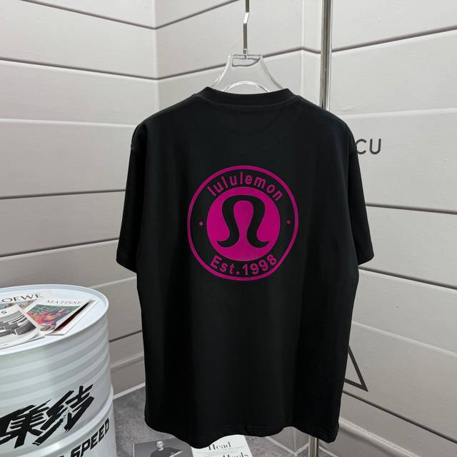 Lulu*Lemon*露露 2025春夏新款短袖T恤 前后经典字母 立体植绒工艺 定制双纱平纹纯棉面料 男女同款 颜色：黑色 白色 尺码： S 90-130斤