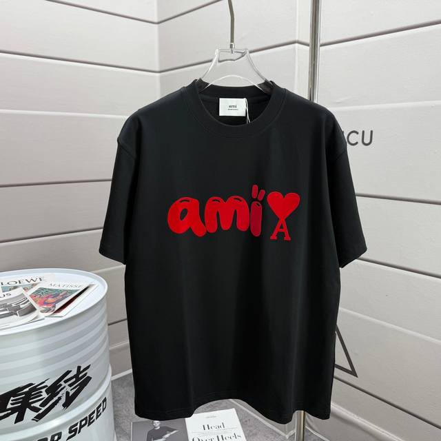 Ami 爱心 2025春夏款 经典简约红色植绒立体爱心字母个性Logo 定制双纱平纹纯棉面料 短袖T恤 男女同款 颜色：黑色 白色 尺码： S 90-130斤