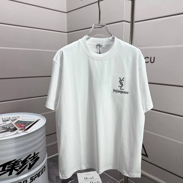 Ysl*圣罗兰* 2025春夏新款 经典字母银线刺绣 简约大气 定制双纱平纹纯棉面料 短袖T恤 男女同款 尺码： S 90-130斤 M 120-150斤 L