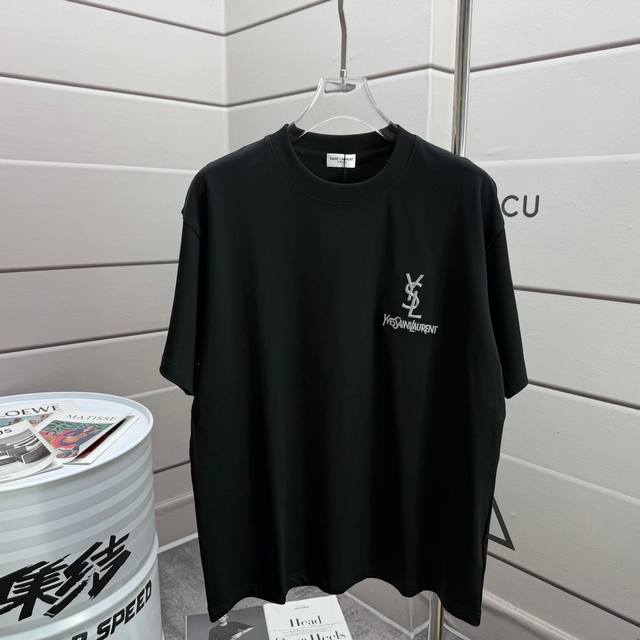 Ysl*圣罗兰* 2025春夏新款 经典字母银线刺绣 简约大气 定制双纱平纹纯棉面料 短袖T恤 男女同款 尺码： S 90-130斤 M 120-150斤 L