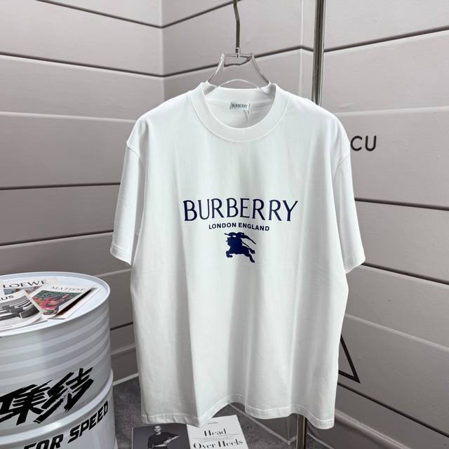 Bbr 巴宝*莉 2025春夏款 经典简约蓝色字母立体厚板硅胶 个性Logo 定制双纱平纹纯棉面料 短袖T恤 男女同款 颜色：黑色 白色 尺码： S 90-13