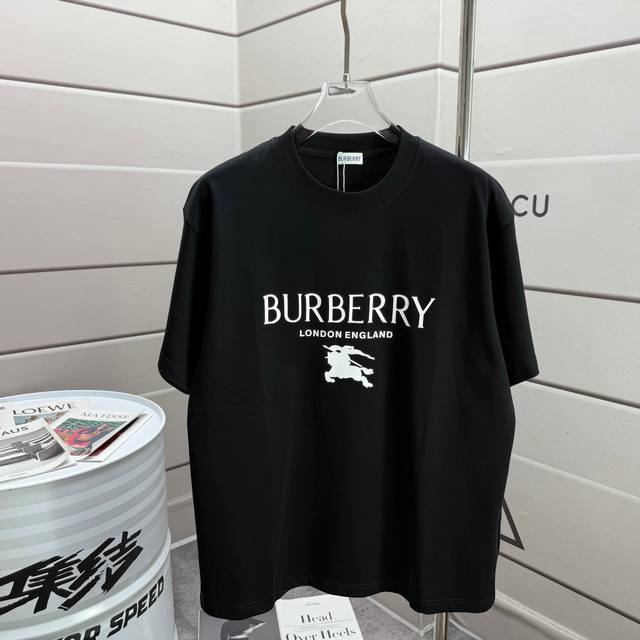 Bbr 巴宝*莉 2025春夏款 经典简约蓝色字母立体厚板硅胶 个性Logo 定制双纱平纹纯棉面料 短袖T恤 男女同款 颜色：黑色 白色 尺码： S 90-13