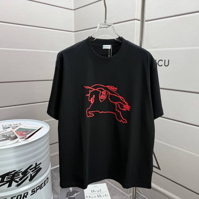 Bbr 巴宝*莉 2025春夏款 经典简约战马造型 立体厚板硅胶工艺 个性Logo 定制双纱平纹纯棉面料 短袖T恤 男女同款 颜色：黑色 白色 尺码： S 90