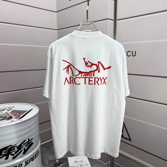 Arc'teryx*始祖*鸟2025春夏季潮牌新款 个性经典图腾字母Logo 立体植绒工艺 定制双纱平纹纯棉面料 短袖T恤 男女同款 颜色：黑色 白色 尺码：