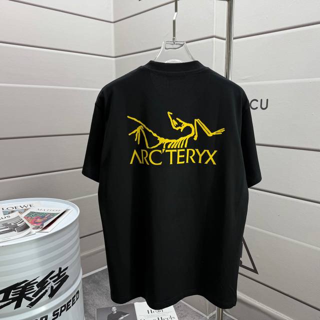 Arc'teryx*始祖*鸟2025春夏季潮牌新款 个性经典图腾字母Logo 立体植绒工艺 定制双纱平纹纯棉面料 短袖T恤 男女同款 颜色：黑色 白色 尺码：