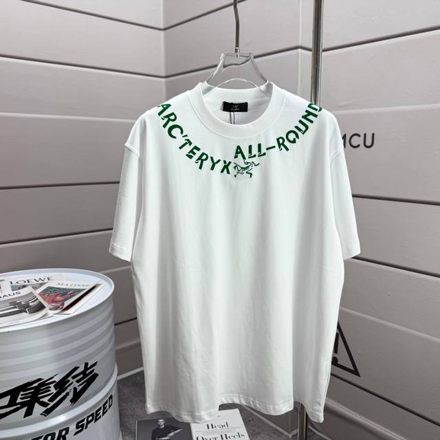 Arc'teryx*始祖*鸟2025春夏季潮牌新款 个性经典字母Logo 领子立体植绒工艺 定制双纱平纹纯棉面料 短袖T恤 男女同款 颜色：黑色 白色 花灰色
