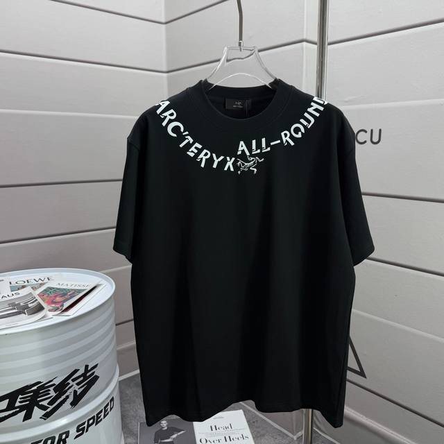 Arc'teryx*始祖*鸟2025春夏季潮牌新款 个性经典字母Logo 领子立体植绒工艺 定制双纱平纹纯棉面料 短袖T恤 男女同款 颜色：黑色 白色 花灰色